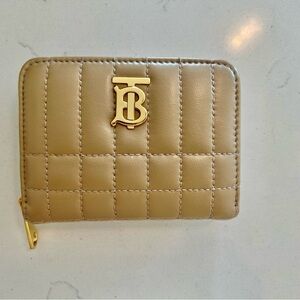 ✨BURBERRY Ladies Lola Quilted
Leather Wallet✨